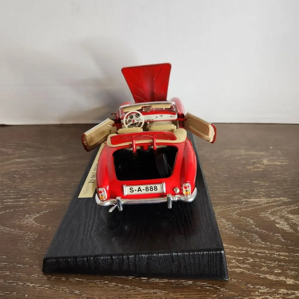 Maisto Red 1955 Mercedes Benz 190SL 1:18 Diecast Car # 31824 With Box and Stand